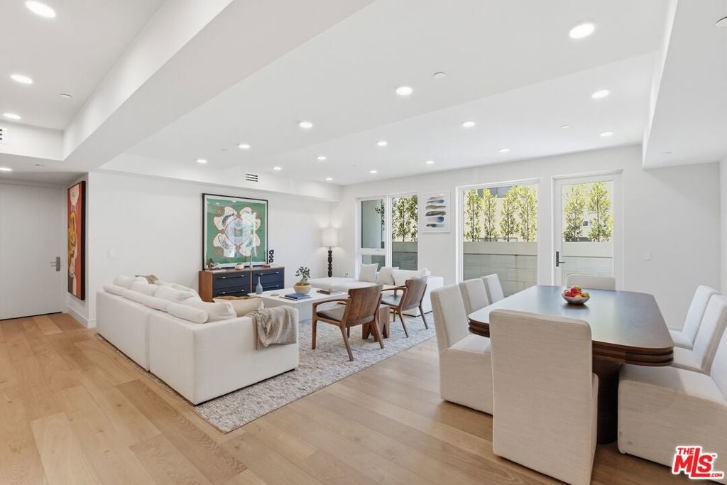 505 S Barrington Avenue 104