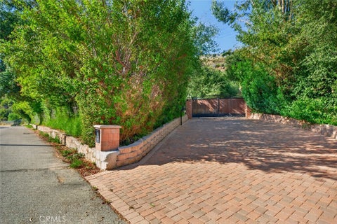 Photo of 2311 Stonyvale RD, Tujunga, CA 91042 (MLS # SR26212191)