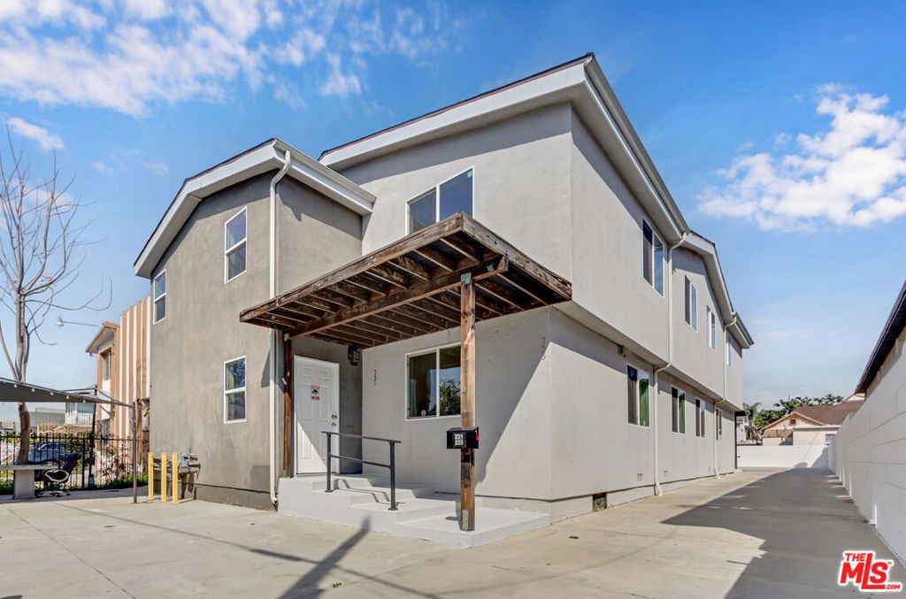 Photo of 231 E 25th Street, Los Angeles, CA 90011 (MLS # 26660273)