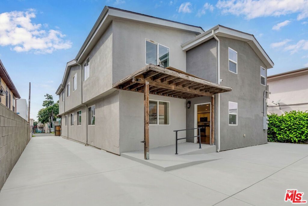 Photo of 231 E 25th Street, Los Angeles, CA 90011 (MLS # 26660273)