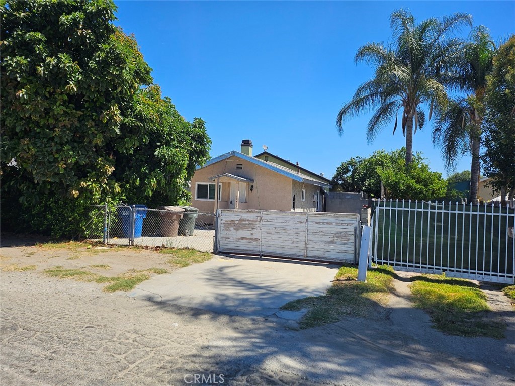 12443 HOUSE AVAILABLE.
REMODED. EXCELLENT CONDITION TO MOVE IN. PERFECT HOME FOR ONE OR TWO PEOPLES.
TWO DETACHED SEPERATE SINGLE STORY HOME IN ONE LOT. BIG SIZE PRIVATE FENCED YARD. RV PARKING SPACE
ONE BEDROOM, ONE FULL BATHROOM, LIVING ROOM, KITCHEN & EATING ARE. BIG PATIO DECK.
NEW WINDOW, NEW FLOORS, NEW CABINET, GABAGE DISPOSAL & APPLICANCES IN KITCHEN. NEW SHOWER & SINK CABINET IN BATHROOM, NEW CLOSET DOOR IN BEDROOM, ALL NEW DOORS & SCREEN NETAL DOOR. NEW WALL AIR CONDITION. NEW LIGHTS, FRESH PAINT INSIDE OF HOUSE.
BIG STORAGE & LOUNDRY SPACE IN BACK PATIO ROOM. CLOSE TO 10FWY, 60FWY, 605FWY - CONVINIENT LOCATION.
2,500 SECURITY DEPOSIT. READY TO MOVE IN.