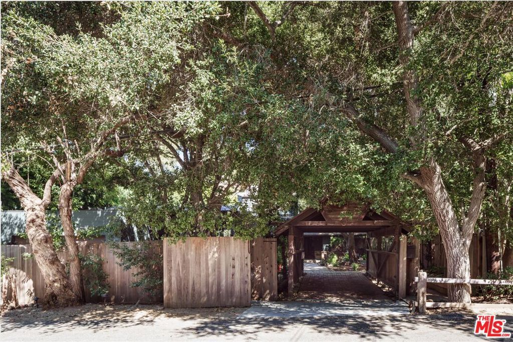 Photo of 2056 Oakstone Way, Los Angeles, CA 90046 (MLS # 25594731)