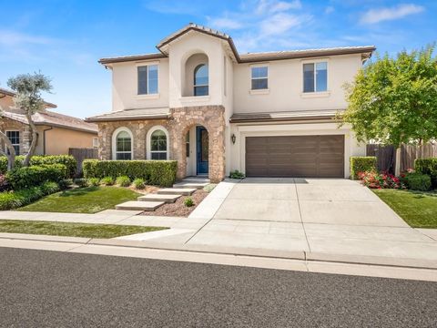 Photo of 1229 E Via Roma Dr, Fresno, CA 93730 (MLS # FR26093681)