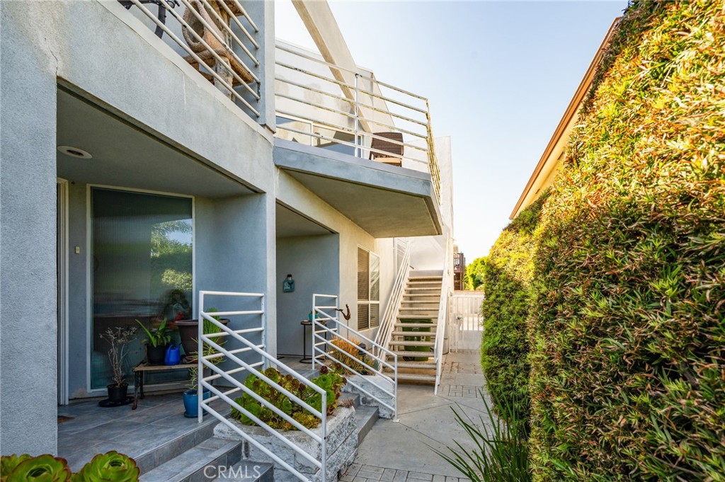 718 W 37th Street 4
