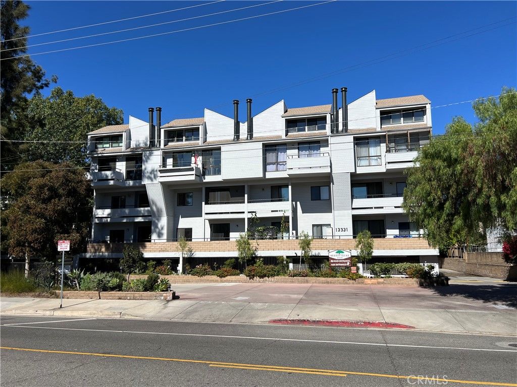 Photo of 13331 Moorpark Street #110, Sherman Oaks, CA 91423 (MLS # DW25250621)