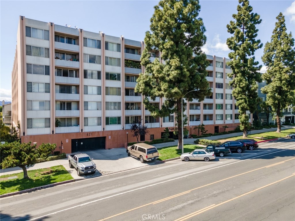 Now available for lease in the sought-after La Fayette Park Towers, this stylish 1-bedroom, 1-bathroom condo offers 715 square feet of bright, modern living in the heart of Los Angeles. Designed for comfort and convenience, the unit features sleek grey laminate flooring, contemporary baseboards, and an open-concept layout ideal for entertaining or everyday living.
Enjoy the ambiance of a cozy fireplace in the living room or take in city views from your private balcony. The kitchen is outfitted with granite countertops, stainless steel appliances, and generous cabinetry, while the adjacent dining area includes a mirrored sliding door closet for added storage. The spacious bedroom offers ample closet space, and central heating and air conditioning provide year-round comfort.
Residents of La Fayette Park Towers enjoy a host of amenities, including a rooftop pool and spa with panoramic views, a laundry facility, secured entry, and a welcoming lobby. Located just moments from McArthur Park, Koreatown, and DTLA hotspots like Target, Vons, and Quarters Korean BBQ, this prime location offers unmatched urban accessibility.
A fantastic lease opportunity that blends modern finishes, excellent amenities, and a central location — welcome home.