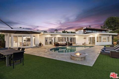 Photo of 7834 Electra Drive, Los Angeles, CA 90046 (MLS # 25528967)