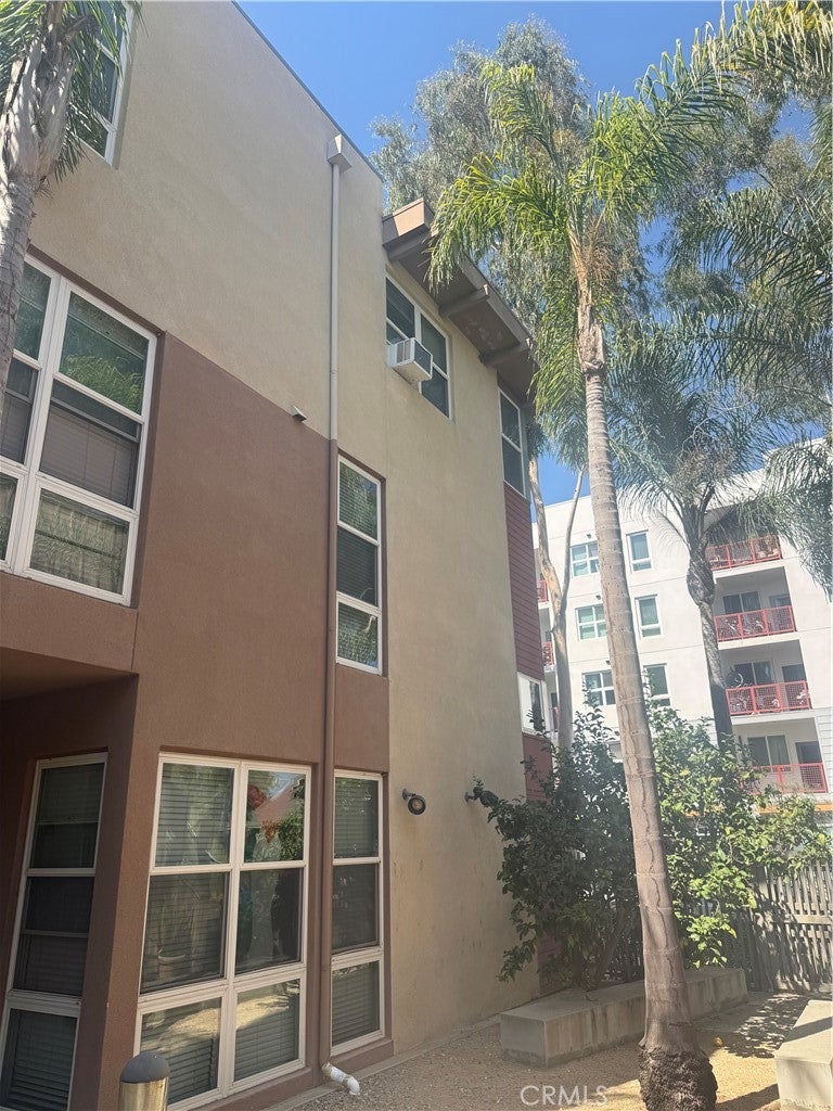 302 E 19th 3
