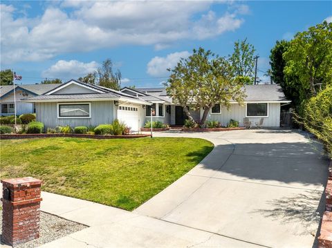Photo of 5704 Larryan Drive, Woodland Hills, CA 91367 (MLS # SR26089840)