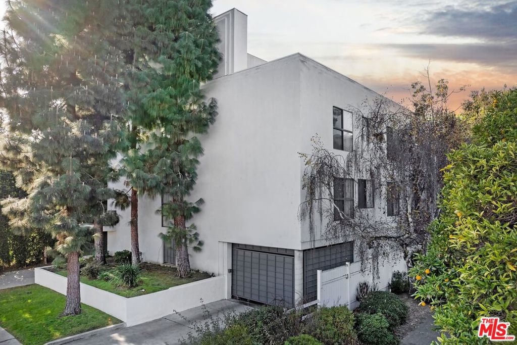 1527 Veteran Avenue