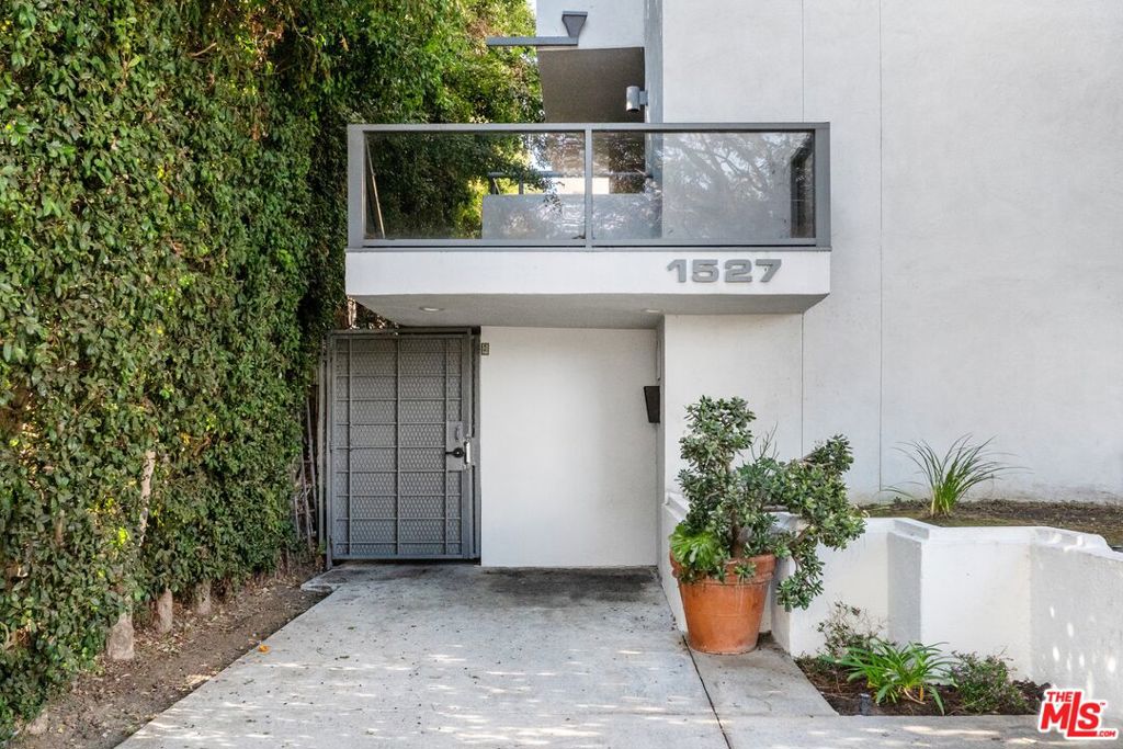 1527 Veteran Avenue
