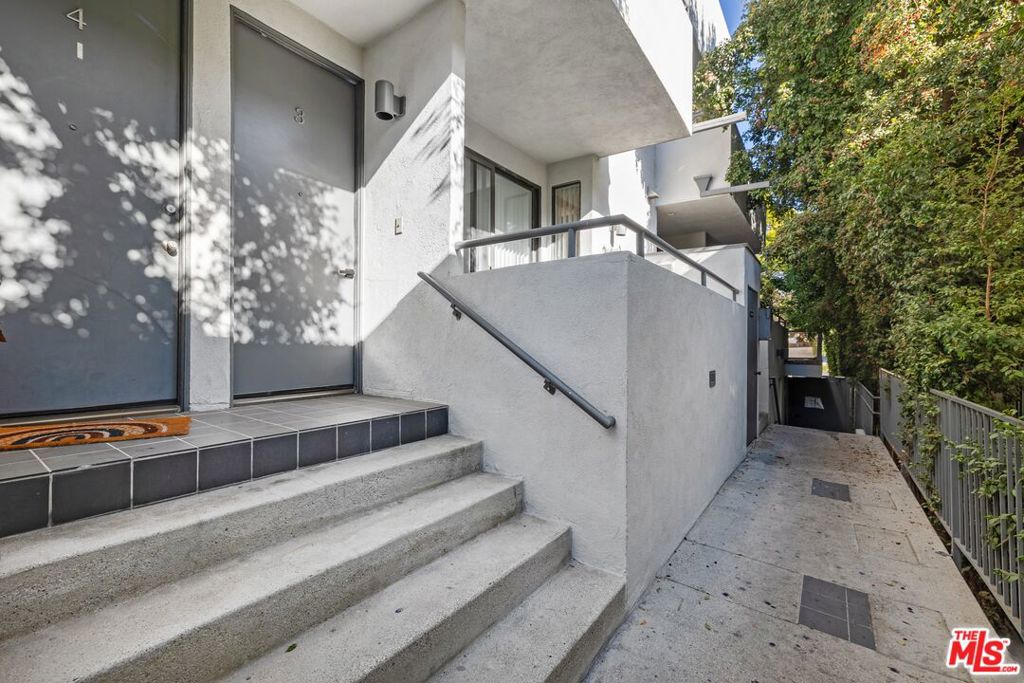 1527 Veteran Avenue