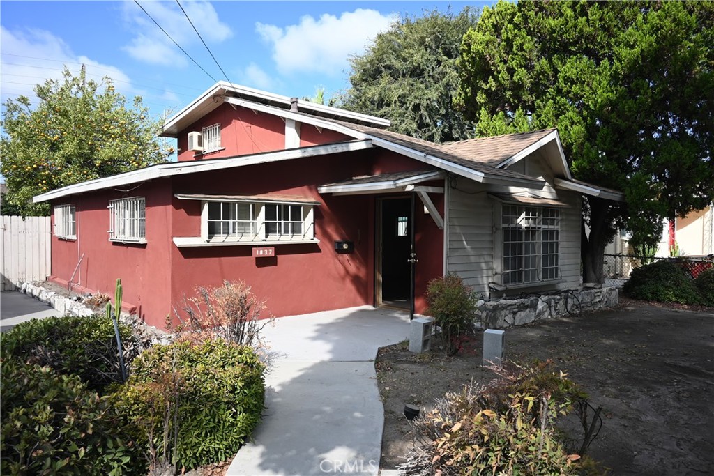 Great location in Burbank. Home is in need of an update. Sale will be AS IS from a Trust Sale. See attached Supplements