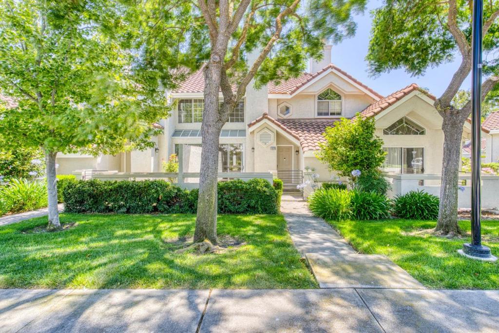 For Sale: 11870 Flanagan Ct, Dublin, CA 2 Bed | 1.5 Bath | 2-Story Townhouse-Style Condo Highlights: Bright, updated home filled with natural light Renovated full bathroom Premium KitchenAid appliances in updated kitchen Smart home features for modern convenience In-unit laundry hookups EV charger setup Whole-house reverse osmosis water system (2023, $8K value) Community Perks: Peaceful, well-maintained Kildara neighborhood very pet-friendly Steps from the community pool & lush green open space Near top-rated schools, shopping, BART, and 580/680 Move-in ready lovingly maintained by the current owner, who is only selling to make room for a growing family. Now its your turn to call this exceptional home your own!
