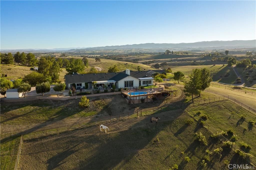 Photo of 8580 Warren Rd, Paso Robles, CA 93446 (MLS # NS26084322)
