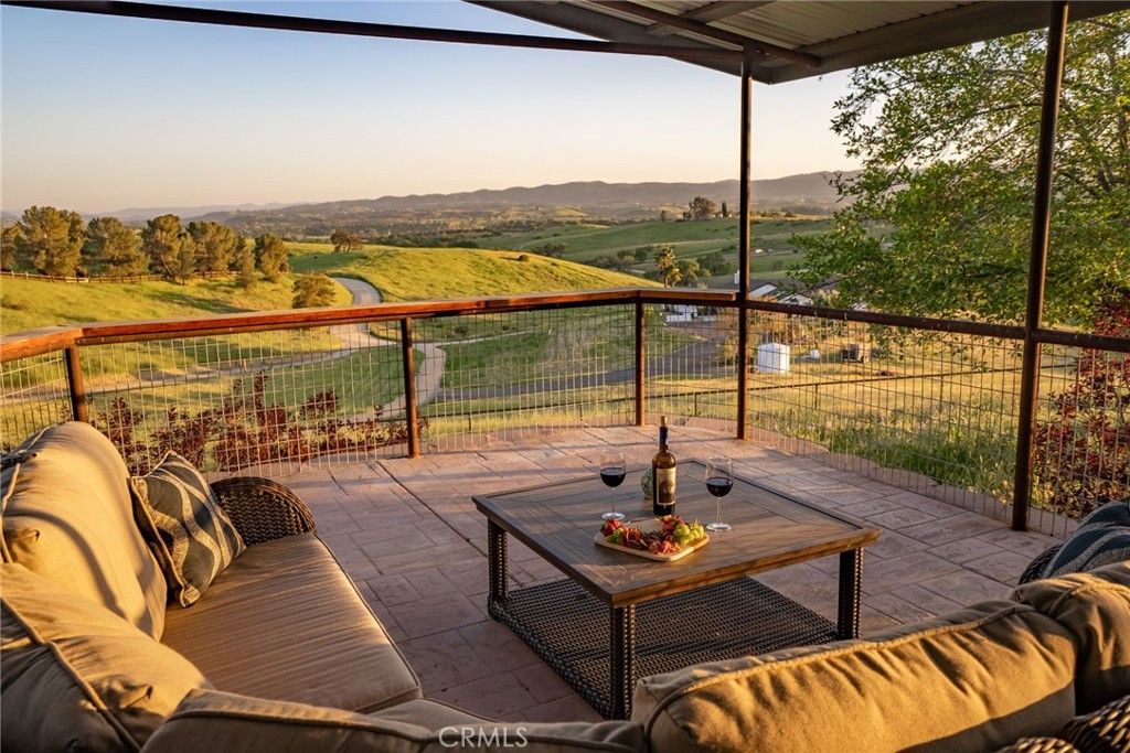 Photo of 8580 Warren Rd, Paso Robles, CA 93446 (MLS # NS26084322)