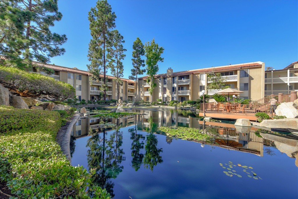Great location! Resort style complex! Turn key property, offered FULLY furnished. Brand new stainless steel appliances, granite countertops. Wood laminate, tile floor. Second floor unit overlooks the pool. Just a few minutes to the beach or bay. HOA includes: pool, sauna, spa, BBQ, gym, tennis, club house, security. Neighborhoods: Pacific Beach Other Fees: 0 Sewer: Sewer Connected, Public Sewer Topography: LL