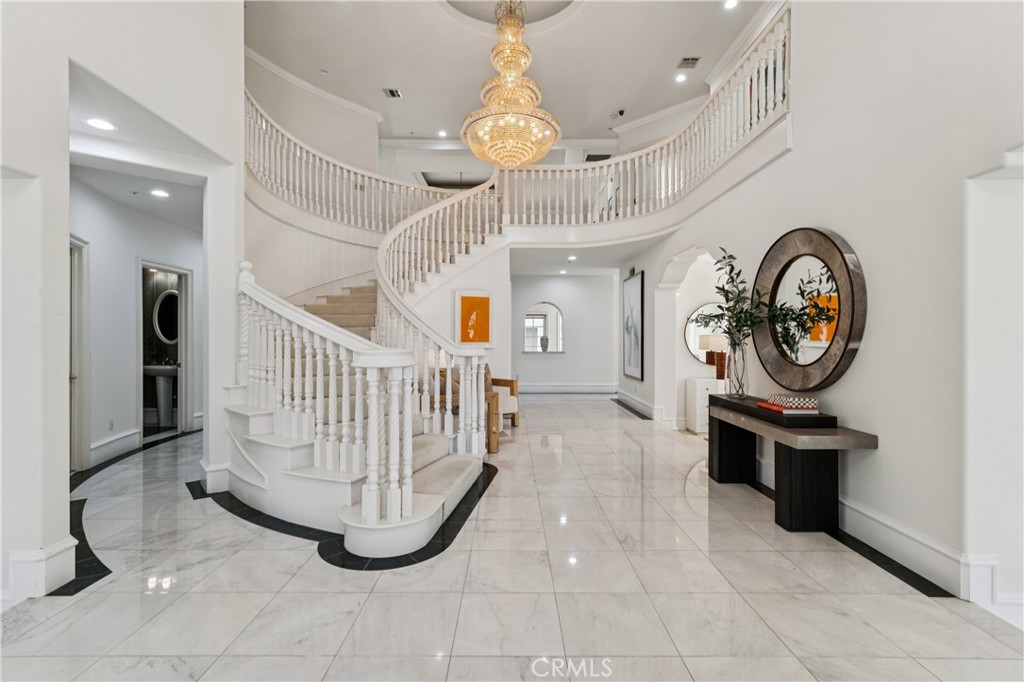 515 W Le Roy