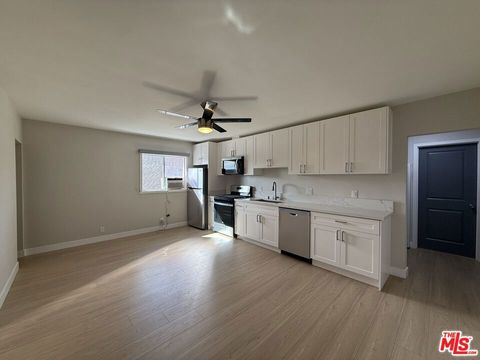 Photo of 1505 S Cochran Avenue #2, Los Angeles, CA 90019 (MLS # 26649587)