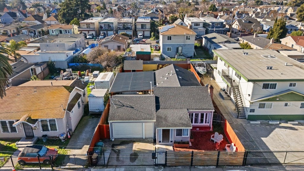 7447 Lockwood St St, Oakland CA 94621