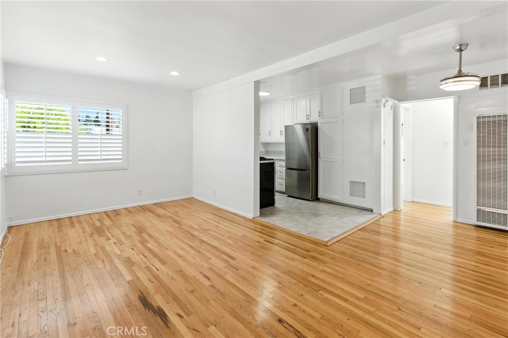 Charming 1 bedroom, 1 bathroom apartment in prime location in the heart of Sherman Oaks. Spacious 2nd floor apartment with hardwood floors, light and bright kitchen and spacious bedroom and bathroom. A short distance to Ventura Blvd, close to Whole Foods, causal and fine dining, quick freeway access and much more.