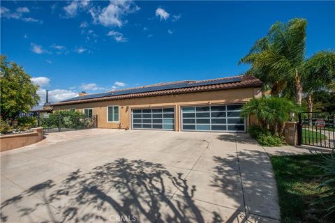 Photo of 27048 Triumph Ave, Canyon Country, CA 91387 (MLS # SR25254322)