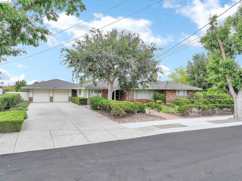 Photo of 227 Pueblo Dr DR, Pittsburg, CA 94565 (MLS # 41142095)