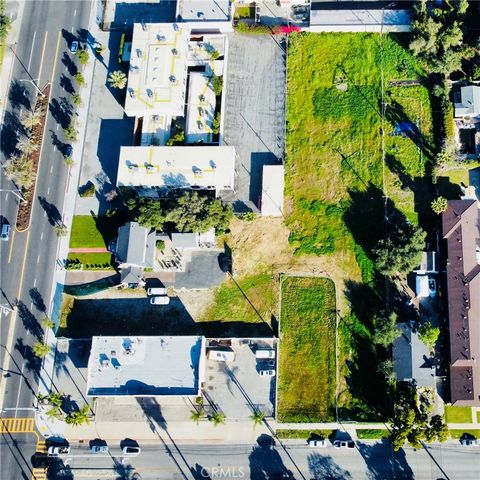 Photo of 624 N Pasadena Ave, Azusa, CA 91702 (MLS # SR26026463)