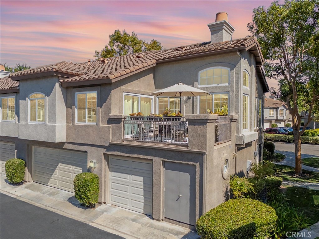BEAUTIFUL TURN-KEY 2BR / 2BA END CARRIAGE UNIT IN THE GATED WINDFLOWER COMMUNITY – NO NEIGHBOR ABOVE OR BELOW, WALKING DISTANCE TO ALISO VIEJO TOWN CENTER & COSTCO
Nestled in the TRANQUIL, GATED COMMUNITY OF WINDFLOWER, this MOVE-IN READY home blends COMFORT, STYLE, and PRIME LOCATION. Step inside to discover an OPEN, AIRY FLOOR PLAN with HIGH CEILINGS, WALLS OF WINDOWS, and LUXURY VINYL FLOORING that flows seamlessly throughout. The spacious LIVING ROOM with FIREPLACE opens to a PRIVATE PATIO, perfect for INDOOR-OUTDOOR LIVING and ENTERTAINING.
The REMODELED KITCHEN showcases MODERN WHITE CABINETRY, MARBLE COUNTERTOPS, GLASS BACKSPLASH, STAINLESS-STEEL APPLIANCES, and a BREAKFAST BAR overlooking the DINING and LIVING AREAS. The PRIMARY BEDROOM boasts a VAULTED CEILING, CUSTOM WALK-IN CLOSET BY “CLOSETS BY DESIGN,” and a LUXURIOUS ENSUITE BATHROOM with DUAL VANITIES. The SECONDARY BEDROOM is versatile and well-sized, with the UPDATED SECOND FULL BATH conveniently located nearby.
Additional highlights include an ATTACHED GARAGE + ASSIGNED CARPORT WITH EXTRA STORAGE, a SEPARATE LAUNDRY NOOK, NEW TANKLESS WATER HEATER (2020), and PEX RE-PIPING (2019). Enjoy PICTURESQUE GLIMPSES OF SADDLEBACK MOUNTAIN and RESORT-STYLE AMENITIES including a COMMUNITY POOL, SPA, BBQ AREA, PLAYGROUND, and LUSH GREENSPACE.
With WALKING ACCESS TO COSTCO, ALISO VIEJO TOWN CENTER, RESTAURANTS, SHOPS, AND ENTERTAINMENT — plus EASY ACCESS TO HIGHWAY 73, NATURE TRAILS leading to LAGUNA BEACH, COMMUNITY EVENTS like SUMMER CONCERTS & 4TH OF JULY FIREWORKS, and ORANGE COUNTY’S BEST BEACHES just a short drive away — this home offers the PERFECT BLEND of CONVENIENCE, LUXURY, and ACTIVE LIFESTYLE.