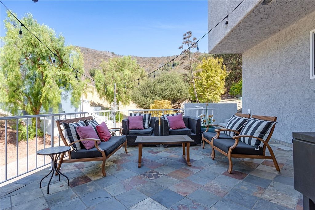 Photo of 20906 Almazan Rd, Woodland Hills, CA 91364 (MLS # SB25219749)
