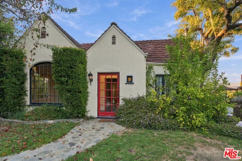 Photo of 11201 Sunshine Terrace, Studio City, CA 91604 (MLS # 26105474)