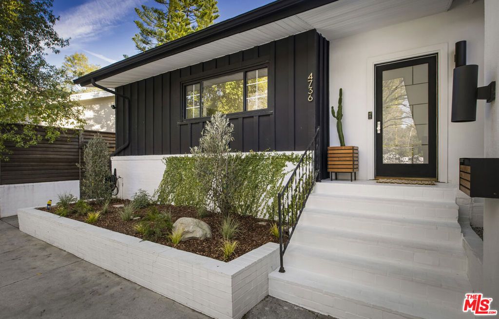 Photo of 4736 Conejo Avenue, Woodland Hills, CA 91364 (MLS # 26638083)