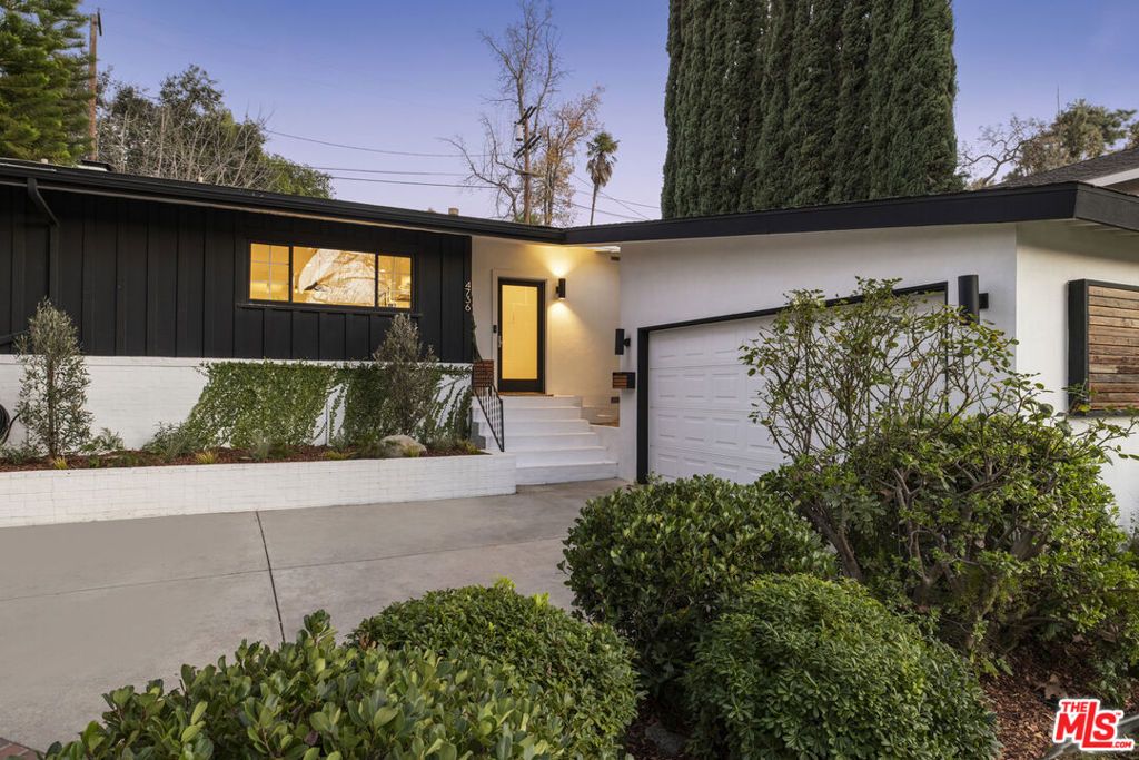 Photo of 4736 Conejo Avenue, Woodland Hills, CA 91364 (MLS # 26638083)