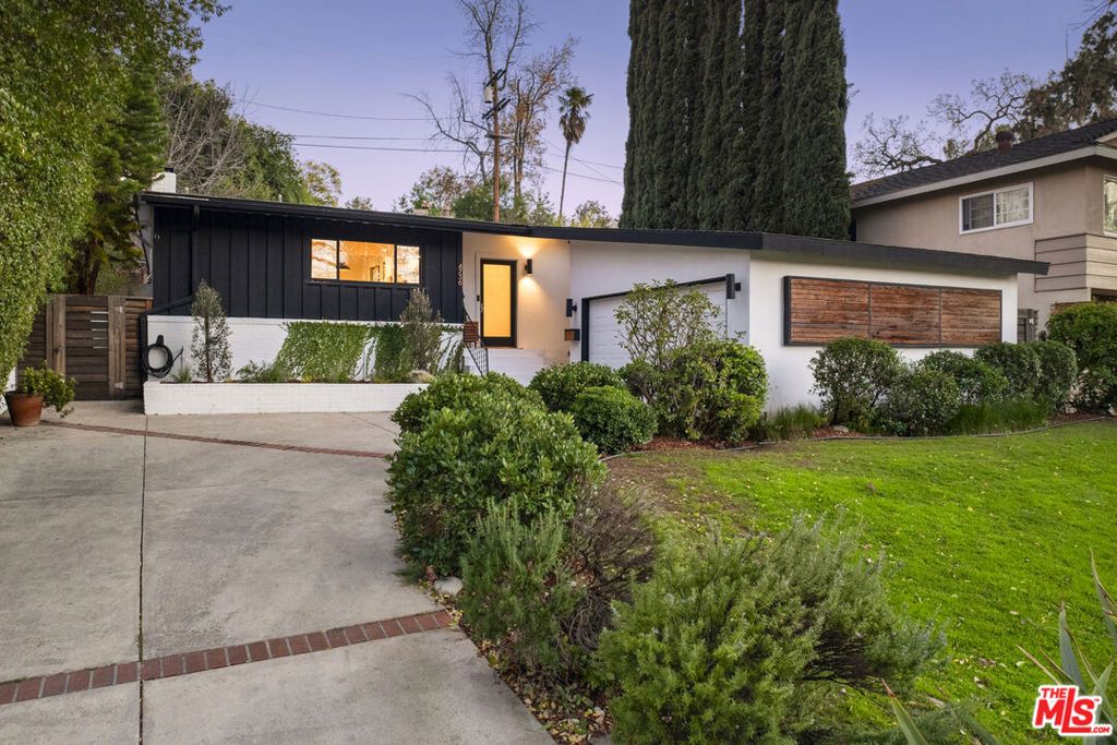 Photo of 4736 Conejo Avenue, Woodland Hills, CA 91364 (MLS # 26638083)