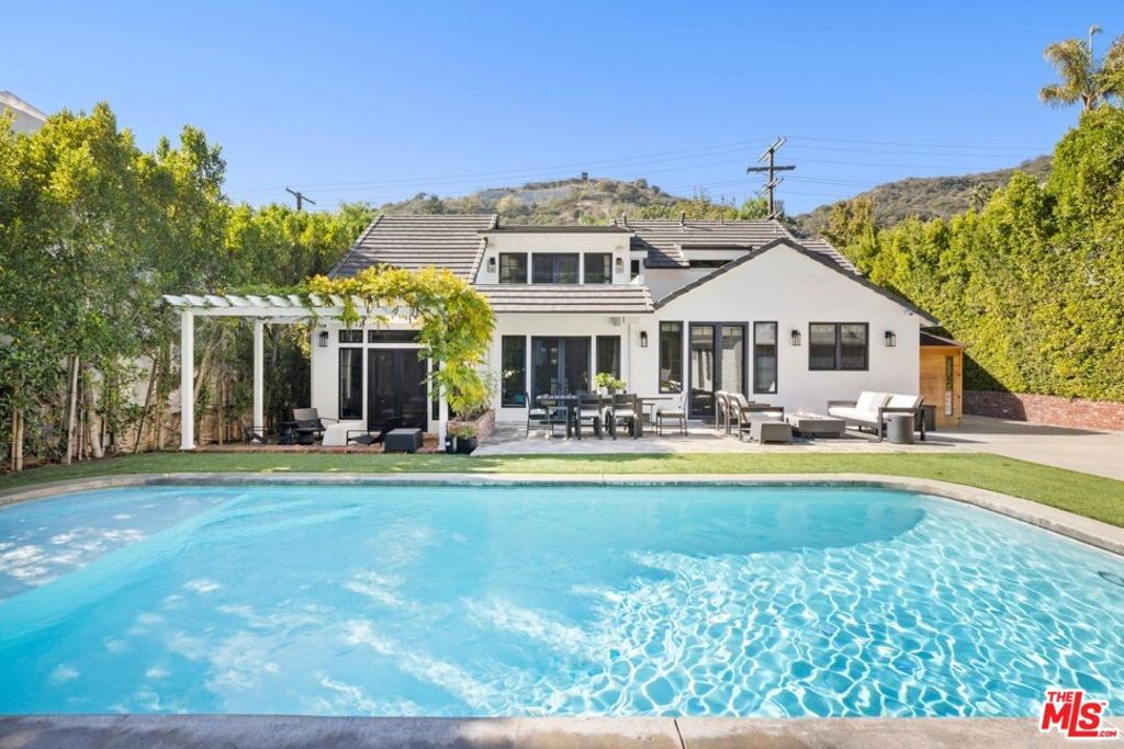 Photo of 1960 Coldwater Canyon Drive, Beverly Hills, CA 90210 (MLS # 25618371)