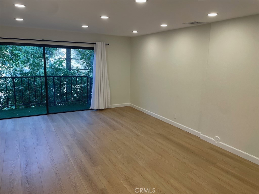 Recently remodeled Porter Ranch townhome, located close to freeways, shopping, walking trails and much more
that Porter Ranch offers. The three bedroom home with laminate flooring, recessed lights, remodeled kitchen and bathrooms. Front patio with access from the kitchen.
Complex offers large green area as well as large community pool area and a clubhouse. Two side by side carport is located just across the unit.