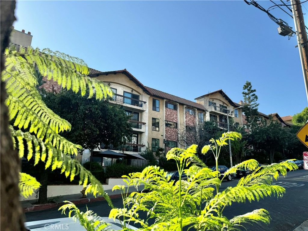 Photo of 1735 N Fuller Avenue #425, Los Angeles, CA 90046 (MLS # SR25000319)
