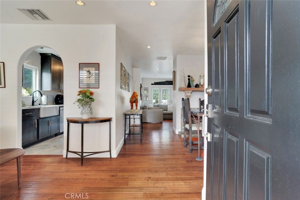 Photo of 8921 Geyser Avenue, Northridge, CA 91324 (MLS # SR25215004)