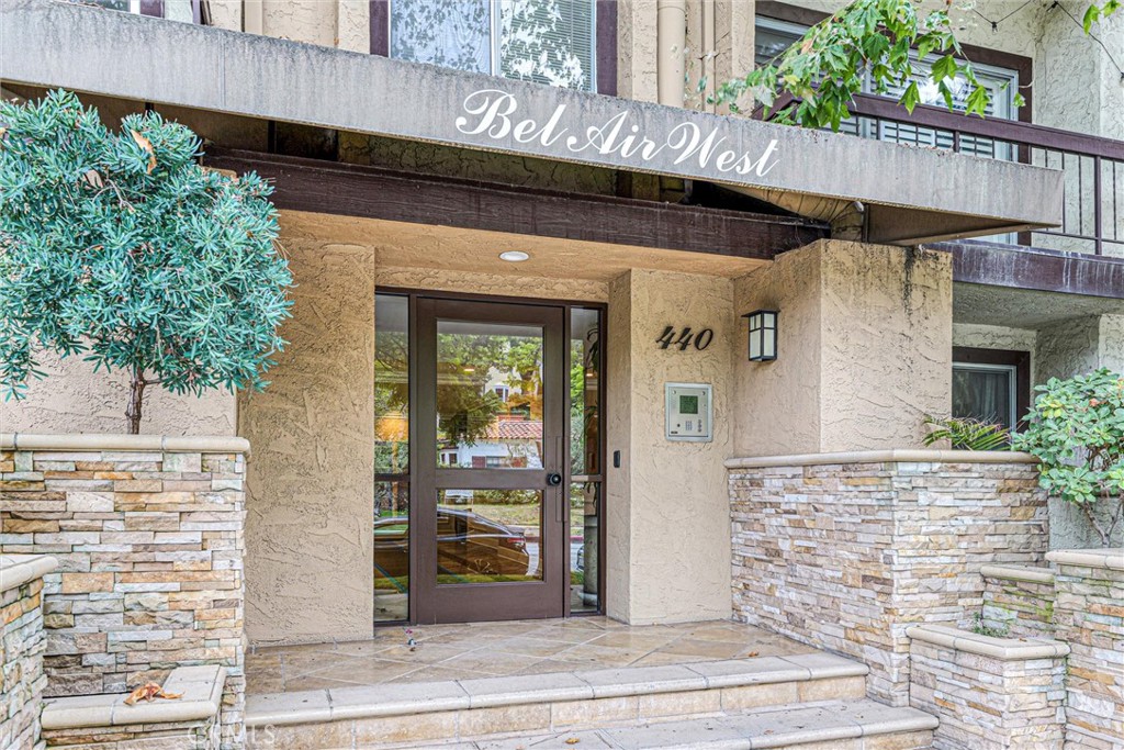 This Penthouse Condo is awesome ! Top floor in a well maintained security building .
The vaulted Ceiling in the Main Living Space is a game changer . Bright and spacious .
Also the best location at the rear of the property with treetop Views . 2 Master suites , lots of closet space . Full length rear balcony .
Excellent kitchen layout with breakfast counter and a dining area . Fireplace in the living room. Beautiful wood floors .
Comes with (2) designated covered parking spaces . Call David for more details and showing information.