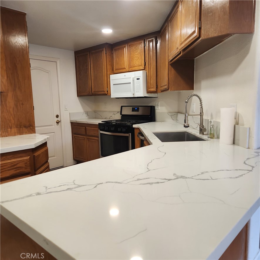 907 W Arrow