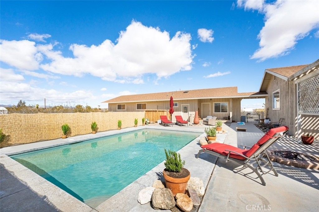 Photo of 59582 Sunflower Drive, Yucca Valley, CA 92284 (MLS # JT25242183)