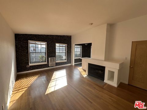 Photo of 361 S DETROIT Street #402, Los Angeles, CA 90036 (MLS # 25605719)
