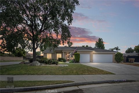 Photo of 11001 Four Bears Dr, Bakersfield, CA 93312 (MLS # SR26067441)