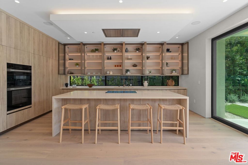 6638 Lindenhurst Ave.