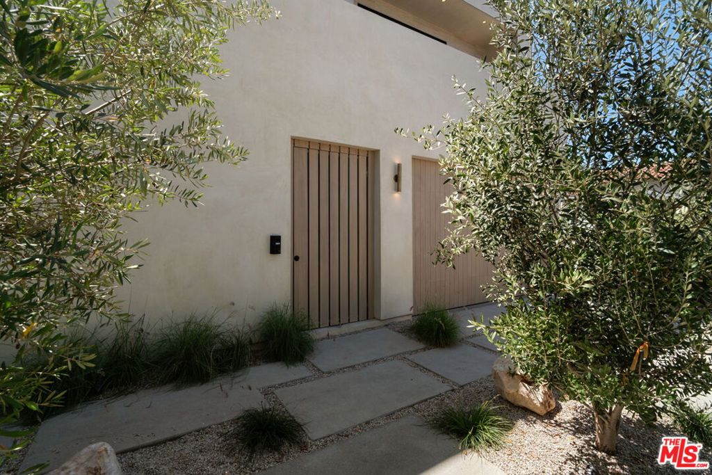 6638 Lindenhurst Ave.