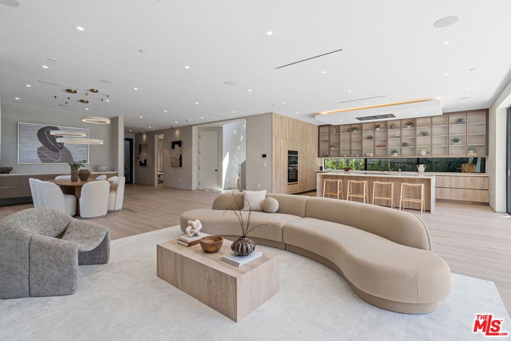 6638 Lindenhurst Ave.