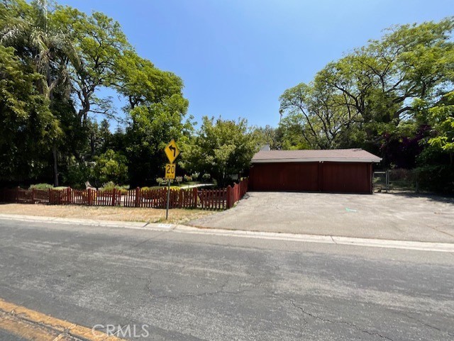Amazing south of the Blvd. Encino property over half an acre. Step back in time with this 3+2 2200 square foot property with plenty of room to garden and privacy. Close to local shops and restaurants along Ventura Blvd. Come enjoy the privacy of the lush yard.
Two fireplaces in the oversized living & family room.