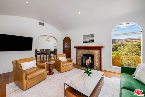 Photo of 7321 Oakwood Avenue, Los Angeles, CA 90036 (MLS # 26986627)