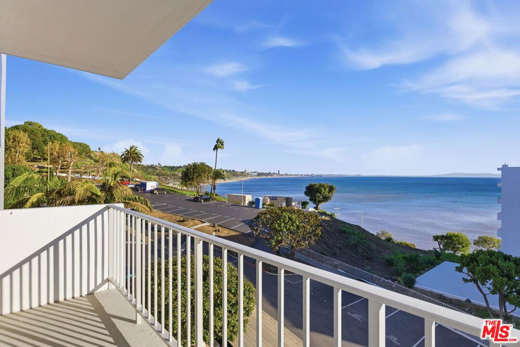 Photo of 17350 W Sunset Boulevard #305, Pacific Palisades, CA 90272 (MLS # 26632375)
