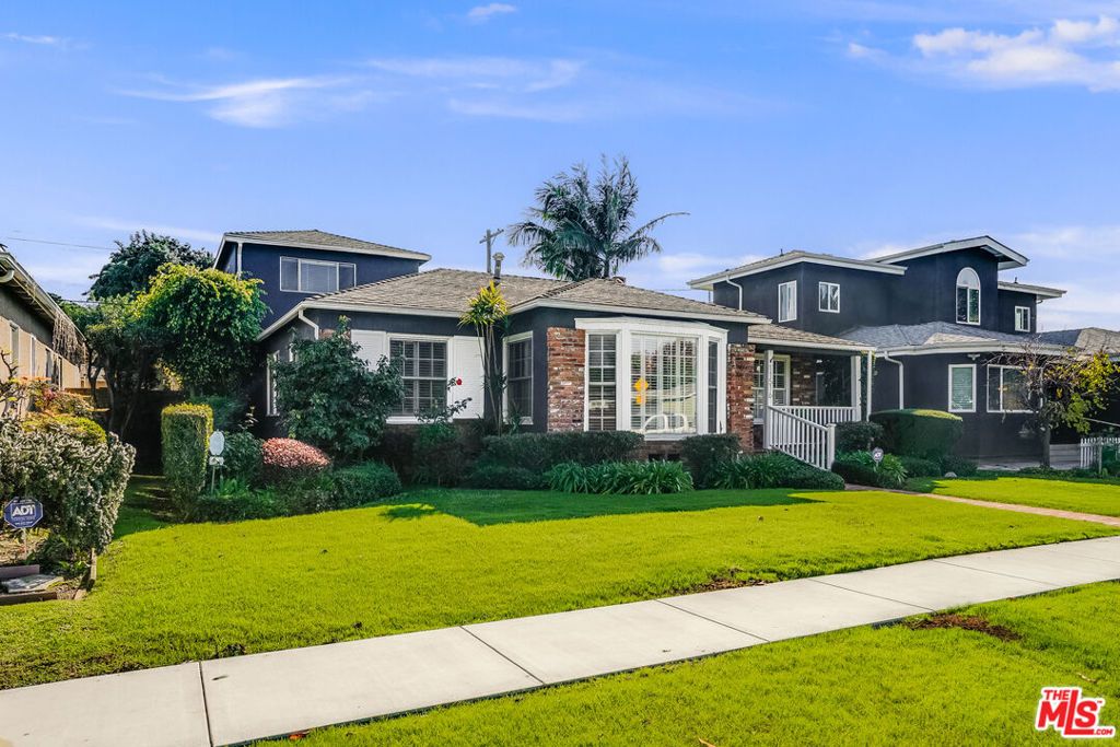 Photo of 11516 Clarkson Road, Los Angeles, CA 90064 (MLS # 25581235)